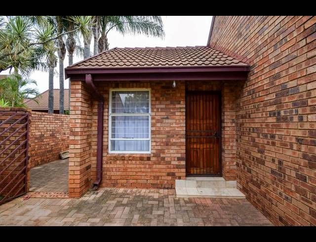 2 BEDROOM TOWNHOUSE FOR SALE IN SINOVILLE